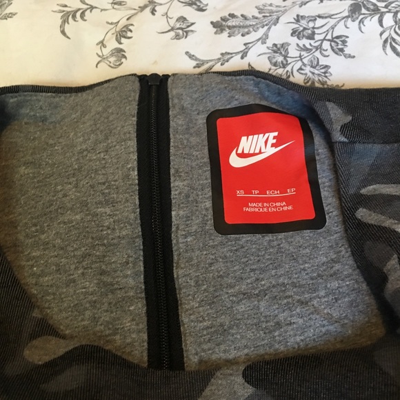 Nike Tech Fleece Sweater - Picture 4 of 5